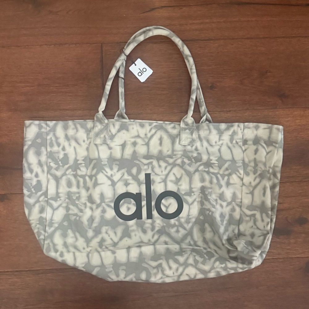 ALO YOGA TOTE BAG, ONE SIZE, GRAY TIE-DYE - Picture 4 of 7